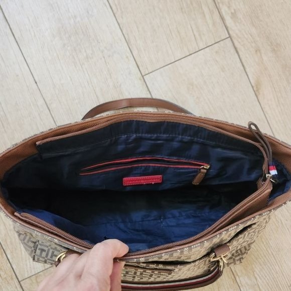 Tommy Hilfiger Monogram Chain Strap Tote Beige - Picture 12 of 13